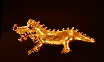 Pendentif représentant un crocodile avec une figure humaine dans sa bouche, de La Vaca, Punta Burica - Pre Columbian Pre Columbian